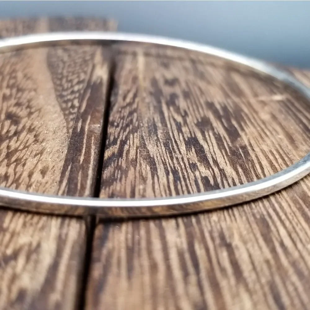 Silver tone rounded bangle bracelet  B917